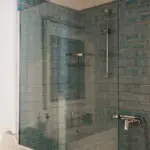 Dusche mit türkisen Zellige-Fliesen.