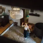 Blick von der oberen Galerie in die Eingangshalle der Finca, unten winkt eine Frau herauf.