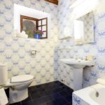 Badezimmer mit blau-weißen Fliesen.