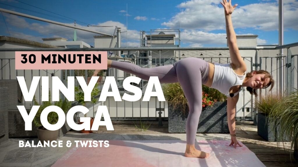Karin im gedrehten Halbmond auf einer Dachterrasse, daneben der Schriftzug 30 Minuten Vinyasa Yoga Balance und Twists
